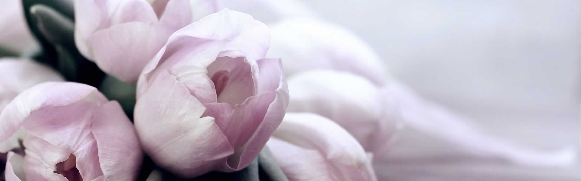 Composizione floreale per cimitero e lapide